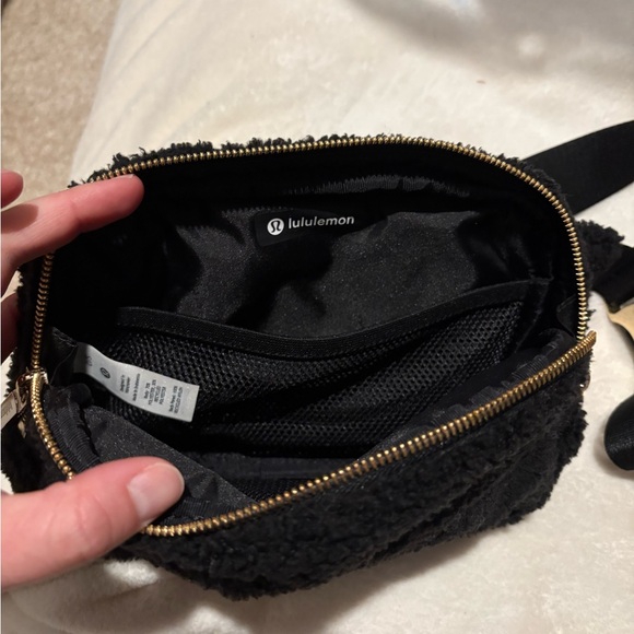 Lululemon black fleece everywhere belt bag large 2L - Picture 2 of 6